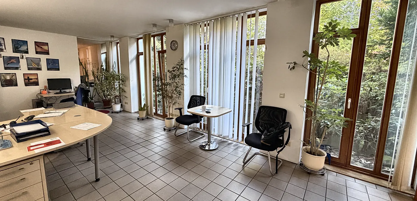 Besprechungsecke im Büro mit großen Fenstern
