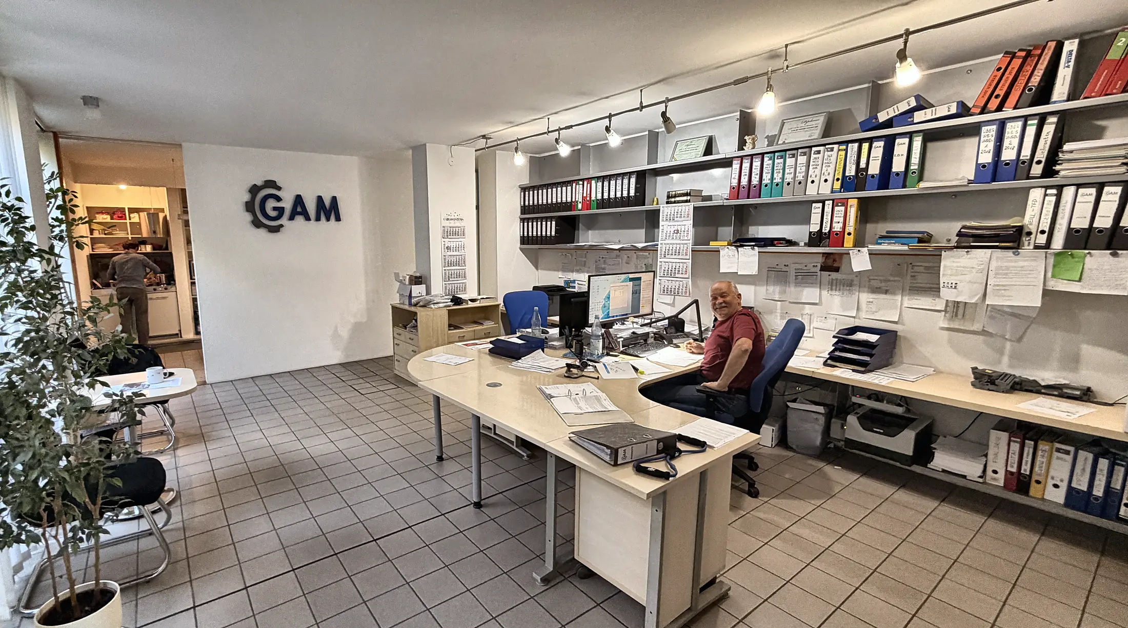 Büro der GAM Baumaschinenteile GmbH in Nürnberg, Zoltan Gal am Schreibtisch